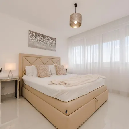 Urban Luxury Apartment *
