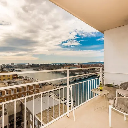 Urban Luxury Apartment *